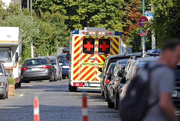Sommerimpressionen 24.06.2026 Sommertag in Darmstadt hier Einsatz des Rettungswagens bei sommerlichen Temperaturen Darmstadt Hessen Deutschland *** Summer Impressions June 24, 2026: A summer day in Darmstadt—an ambulance on the scene amid summer temperatures—Darmstadt, Hesse, Germany