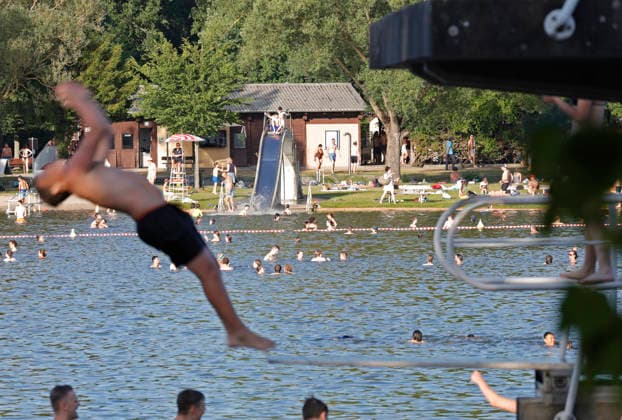 Sommerimpressionen 24.06.2026 Sommertag in Darmstadt hier Blick auf den Großen Woog Familienbad wo am Sonntag um 7.45 Uhr der Heinerman Triathlon startet Darmstadt Hessen Deutschland *** Summer Impressions June 24, 2026 A summer day in Darmstadt—here’s a view of the Großer Woog family swimming pool, where the Heinerman Triathlon starts on Sunday at 7:45 a.m. Darmstadt, Hesse, Germany