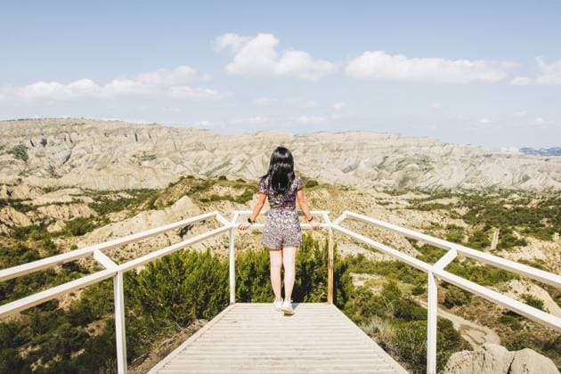 Die brünette Frau steht auf dem Aussichtspunkt der Plattform und blickt auf die wunderschöne Landschaft des Naturschutzgebiets Vashlovani. Georgia Brunette woman stands on the platform viewpoint and looks left over beautiful landscape of Vashlovani nature reserve.Georgia Copyright: imageBROKER EvaldasxMikoliunas ibxemi17196339.jpg ,model released, Symbolfoto ,property released
