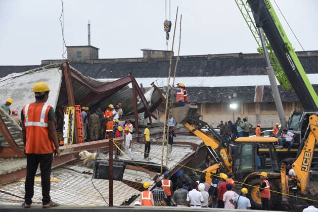 Under Construction Warehouse Collapsed In Kolkata Indian Army personnel and members of the National Disaster Response Force (NDRF) search for victims at the site of a collapsed under-construction warehouse in the Taratala area of Kolkata, India, on June 24, 2026. At least five people are killed after the structure collapses, and rescue operations are underway with support from the Indian Army s Eastern Command. Kolkata India  Copyright: xDebajyotixChakrabortyx originalFilename: chakraborty-notitle260624_npr5X.jpg