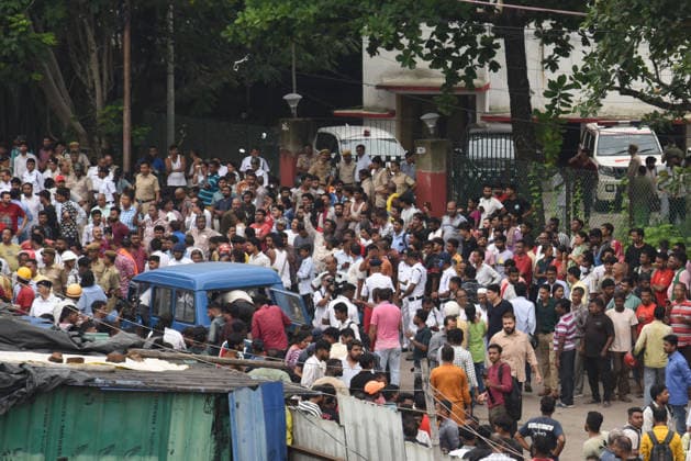 Under Construction Warehouse Collapsed In Kolkata People gather near the site of a collapsed under-construction warehouse in the Taratala area of Kolkata, India, on June 24, 2026. Kolkata India  Copyright: xDebajyotixChakrabortyx originalFilename: chakraborty-notitle260624_nplCk.jpg
