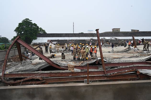KOLKATA, INDIA - JUNE 24: NDRF and Army rescue personnel continue search and rescue survivor and victims from the collapsed warehouse at Taratala, Brace Bridge on June 24, 2026 in Kolkata, India. Five people were killed and 20 others injured after a 32,000 sq ft under-construction warehouse at Taratala came crashing down around 11.30 am on Wednesday, burying around 40 labourer under tonnes of concrete slabs, mangled iron beams, steel and corrugated tin sheets. (Photo by Samir Jana Hindustan Times) 5 Dead In Kolkata Warehouse Collapse