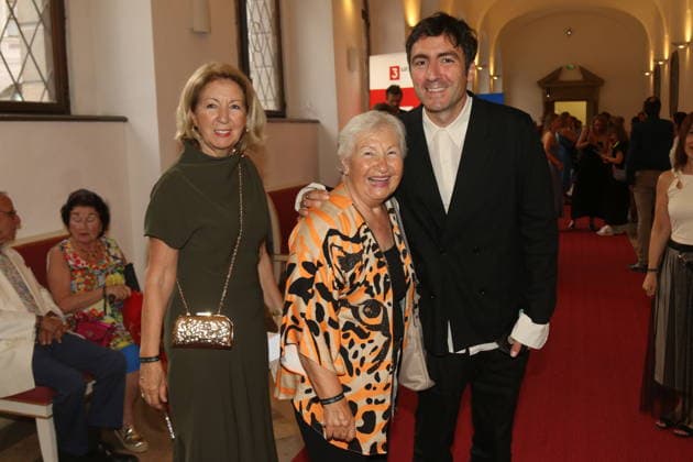 Ilke Catak mit Mutter und Großmutter bei der 25. Verleihung des Friedenspreises des Deutschen Films Die Brücke im Cuvillies Theater. München, 23.06.2026 *** Ilke Catak with her mother and grandmother at the 25th ceremony for the German Film Peace Prize Die Brücke at the Cuvillies Theater in Munich, June 23, 2026 Copyright: xAgenturxMatthiasxWehnertx xM.xGränzdörferx