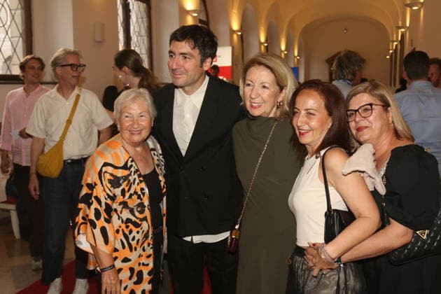 Ilke Catak mit Mutter und Großmutter bei der 25. Verleihung des Friedenspreises des Deutschen Films Die Brücke im Cuvillies Theater. München, 23.06.2026 *** Ilke Catak with her mother and grandmother at the 25th presentation of the German Film Peace Prize Die Brücke at the Cuvillies Theater in Munich, June 23, 2026 Copyright: xAgenturxMatthiasxWehnertx xM.xGränzdörferx