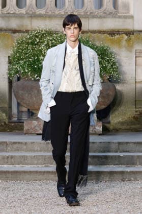 (260624) -- PARIS, June 24, 2026 -- A model presents a creation from the menswear Spring Summer 2027 collections by Dior during the Men Paris Fashion Week, in Paris, France, on June 24, 2026. ( Handout via Xinhua) FRANCE-PARIS-MEN FASHION WEEK-DIOR MeetEurope 