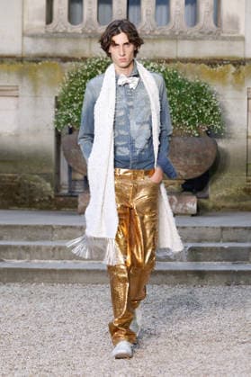 (260624) -- PARIS, June 24, 2026 -- A model presents a creation from the menswear Spring Summer 2027 collections by Dior during the Men Paris Fashion Week, in Paris, France, on June 24, 2026. ( Handout via Xinhua) FRANCE-PARIS-MEN FASHION WEEK-DIOR MeetEurope 