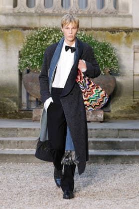 (260624) -- PARIS, June 24, 2026 -- A model presents a creation from the menswear Spring Summer 2027 collections by Dior during the Men Paris Fashion Week, in Paris, France, on June 24, 2026. ( Handout via Xinhua) FRANCE-PARIS-MEN FASHION WEEK-DIOR MeetEurope 