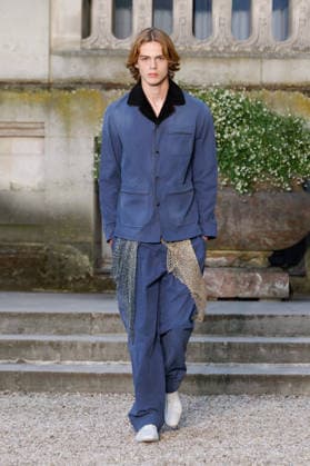 (260624) -- PARIS, June 24, 2026 -- A model presents a creation from the menswear Spring Summer 2027 collections by Dior during the Men Paris Fashion Week, in Paris, France, on June 24, 2026. ( Handout via Xinhua) FRANCE-PARIS-MEN FASHION WEEK-DIOR MeetEurope 