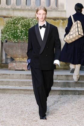 (260624) -- PARIS, June 24, 2026 -- A model presents a creation from the menswear Spring Summer 2027 collections by Dior during the Men Paris Fashion Week, in Paris, France, on June 24, 2026. ( Handout via Xinhua) FRANCE-PARIS-MEN FASHION WEEK-DIOR MeetEurope 