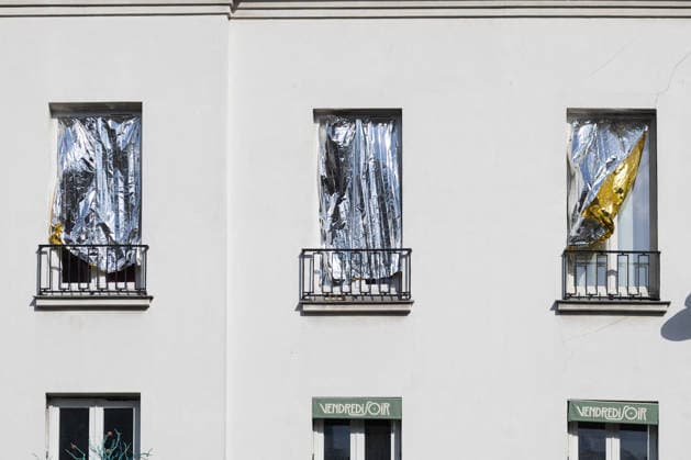 People swimming in the Canal Saint Martin - Paris Survival blankets are being used as a curtain in a Parisian flat around the Canal Saint Martin during a heatwave in Paris on June 24, 2026. France experienced its hottest day ever recorded on June 24, 2026, surpassing the record set the previous day, according to Meteo-France. Photo by Raphael Lafargue ABACAPRESS.COM Paris France  Copyright: xLafarguexRaphael ABACAx