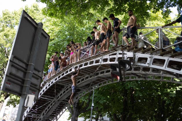 People swimming in the Canal Saint Martin - Paris People jump into in the Canal Saint Martin during a heatwave in Paris on June 24, 2026. France experienced its hottest day ever recorded on June 24, 2026, surpassing the record set the previous day, according to Meteo-France. Photo by Raphael Lafargue ABACAPRESS.COM Paris France  Copyright: xLafarguexRaphael ABACAx