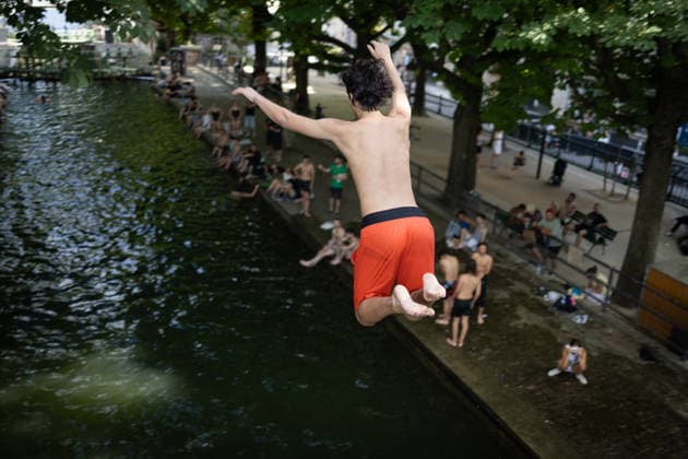 People swimming in the Canal Saint Martin - Paris People jump into in the Canal Saint Martin during a heatwave in Paris on June 24, 2026. France experienced its hottest day ever recorded on June 24, 2026, surpassing the record set the previous day, according to Meteo-France. Photo by Raphael Lafargue ABACAPRESS.COM Paris France  Copyright: xLafarguexRaphael ABACAx