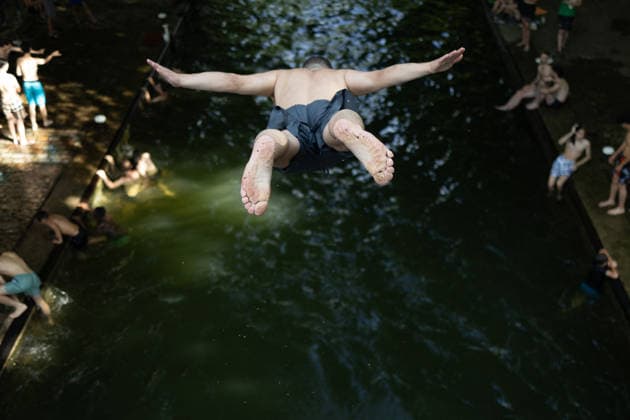 People swimming in the Canal Saint Martin - Paris People jump into in the Canal Saint Martin during a heatwave in Paris on June 24, 2026. France experienced its hottest day ever recorded on June 24, 2026, surpassing the record set the previous day, according to Meteo-France. Photo by Raphael Lafargue ABACAPRESS.COM Paris France  Copyright: xLafarguexRaphael ABACAx