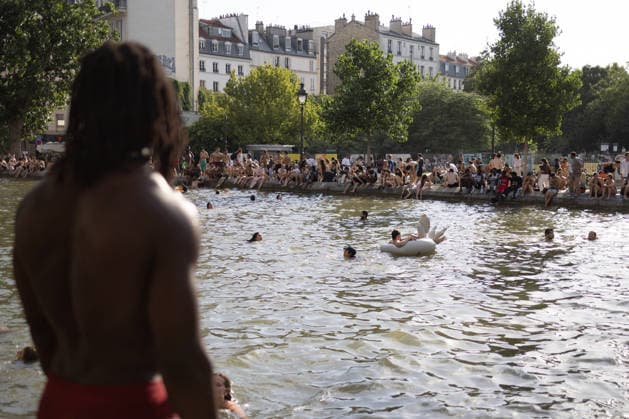 People swimming in the Canal Saint Martin - Paris People swimming in the Canal Saint Martin during a heatwave in Paris on June 24, 2026. France experienced its hottest day ever recorded on June 24, 2026, surpassing the record set the previous day, according to Meteo-France. Photo by Raphael Lafargue ABACAPRESS.COM Paris France  Copyright: xLafarguexRaphael ABACAx