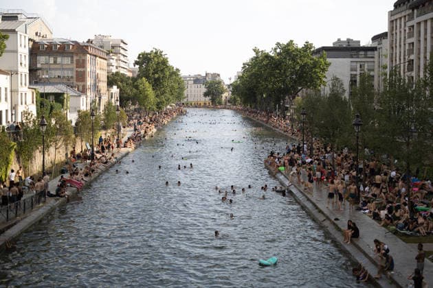 People swimming in the Canal Saint Martin - Paris People swimming in the Canal Saint Martin during a heatwave in Paris on June 24, 2026. France experienced its hottest day ever recorded on June 24, 2026, surpassing the record set the previous day, according to Meteo-France. Photo by Raphael Lafargue ABACAPRESS.COM Paris France  Copyright: xLafarguexRaphael ABACAx