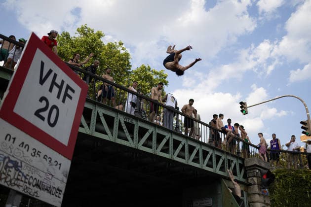People swimming in the Canal Saint Martin - Paris People jump into in the Canal Saint Martin during a heatwave in Paris on June 24, 2026. France experienced its hottest day ever recorded on June 24, 2026, surpassing the record set the previous day, according to Meteo-France. Photo by Raphael Lafargue ABACAPRESS.COM Paris France  Copyright: xLafarguexRaphael ABACAx