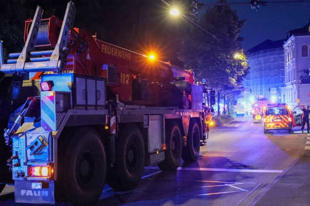 Zwei Männer starben bei schwerem Autounfall in Wuppertal Mit einem Großaufgebot rückte die Wuppertaler Feuerwehr am Mittwochabend (24.06.2026) gegen 22:45 Uhr zur Briller Straße im Stadtteil Elberfeld aus. Vor Ort hatten Augenzeugen einen schweren Verkehrsunfall gemeldet, ein PKW sollte nach ersten Meldungen vor eine Mauer geprallt sein. Als die ersten Retter vor Ort eintrafen bestätigte sich das Bild, ein zerstörter Hyundai I10 stand auf dem Bürgersteig an einer Mauer. Beide Insassen waren im Fahrzeug eingeklemmt, lagen leblos in dem blauen Kleinwagen. Sofort wurde eine umfangreiche Menschenrettung durch die Feuerwehr eingeleitet und die beiden Insassen befreit. Der Rettungsdienst begann unmittelbar mit der Reanimation der beiden M