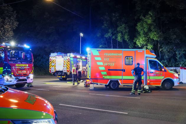 Zwei Männer starben bei schwerem Autounfall in Wuppertal Mit einem Großaufgebot rückte die Wuppertaler Feuerwehr am Mittwochabend (24.06.2026) gegen 22:45 Uhr zur Briller Straße im Stadtteil Elberfeld aus. Vor Ort hatten Augenzeugen einen schweren Verkehrsunfall gemeldet, ein PKW sollte nach ersten Meldungen vor eine Mauer geprallt sein. Als die ersten Retter vor Ort eintrafen bestätigte sich das Bild, ein zerstörter Hyundai I10 stand auf dem Bürgersteig an einer Mauer. Beide Insassen waren im Fahrzeug eingeklemmt, lagen leblos in dem blauen Kleinwagen. Sofort wurde eine umfangreiche Menschenrettung durch die Feuerwehr eingeleitet und die beiden Insassen befreit. Der Rettungsdienst begann unmittelbar mit der Reanimation der beiden M