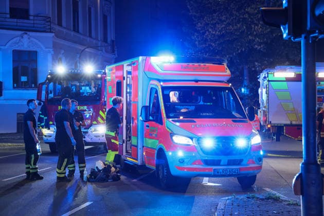 Zwei Männer starben bei schwerem Autounfall in Wuppertal Mit einem Großaufgebot rückte die Wuppertaler Feuerwehr am Mittwochabend (24.06.2026) gegen 22:45 Uhr zur Briller Straße im Stadtteil Elberfeld aus. Vor Ort hatten Augenzeugen einen schweren Verkehrsunfall gemeldet, ein PKW sollte nach ersten Meldungen vor eine Mauer geprallt sein. Als die ersten Retter vor Ort eintrafen bestätigte sich das Bild, ein zerstörter Hyundai I10 stand auf dem Bürgersteig an einer Mauer. Beide Insassen waren im Fahrzeug eingeklemmt, lagen leblos in dem blauen Kleinwagen. Sofort wurde eine umfangreiche Menschenrettung durch die Feuerwehr eingeleitet und die beiden Insassen befreit. Der Rettungsdienst begann unmittelbar mit der Reanimation der beiden M