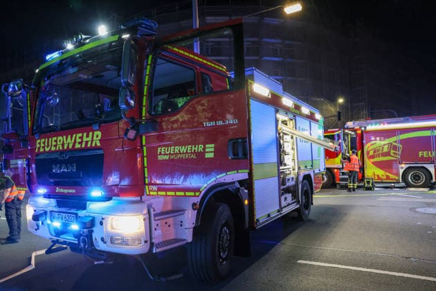 Zwei Männer starben bei schwerem Autounfall in Wuppertal Mit einem Großaufgebot rückte die Wuppertaler Feuerwehr am Mittwochabend (24.06.2026) gegen 22:45 Uhr zur Briller Straße im Stadtteil Elberfeld aus. Vor Ort hatten Augenzeugen einen schweren Verkehrsunfall gemeldet, ein PKW sollte nach ersten Meldungen vor eine Mauer geprallt sein. Als die ersten Retter vor Ort eintrafen bestätigte sich das Bild, ein zerstörter Hyundai I10 stand auf dem Bürgersteig an einer Mauer. Beide Insassen waren im Fahrzeug eingeklemmt, lagen leblos in dem blauen Kleinwagen. Sofort wurde eine umfangreiche Menschenrettung durch die Feuerwehr eingeleitet und die beiden Insassen befreit. Der Rettungsdienst begann unmittelbar mit der Reanimation der beiden M