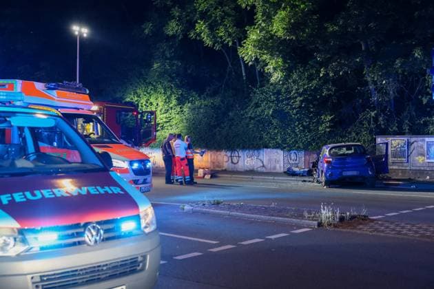 Zwei Männer starben bei schwerem Autounfall in Wuppertal Mit einem Großaufgebot rückte die Wuppertaler Feuerwehr am Mittwochabend (24.06.2026) gegen 22:45 Uhr zur Briller Straße im Stadtteil Elberfeld aus. Vor Ort hatten Augenzeugen einen schweren Verkehrsunfall gemeldet, ein PKW sollte nach ersten Meldungen vor eine Mauer geprallt sein. Als die ersten Retter vor Ort eintrafen bestätigte sich das Bild, ein zerstörter Hyundai I10 stand auf dem Bürgersteig an einer Mauer. Beide Insassen waren im Fahrzeug eingeklemmt, lagen leblos in dem blauen Kleinwagen. Sofort wurde eine umfangreiche Menschenrettung durch die Feuerwehr eingeleitet und die beiden Insassen befreit. Der Rettungsdienst begann unmittelbar mit der Reanimation der beiden M