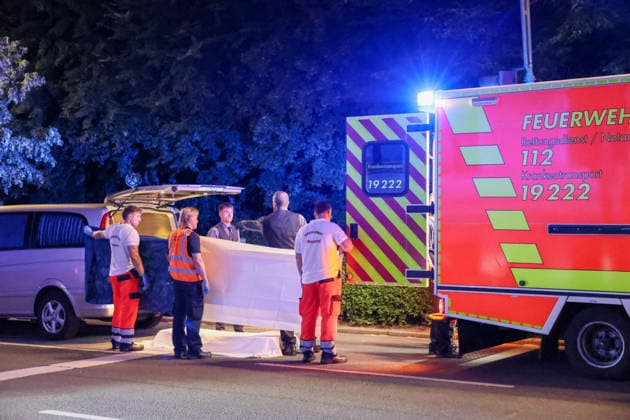 Zwei Männer starben bei schwerem Autounfall in Wuppertal Mit einem Großaufgebot rückte die Wuppertaler Feuerwehr am Mittwochabend (24.06.2026) gegen 22:45 Uhr zur Briller Straße im Stadtteil Elberfeld aus. Vor Ort hatten Augenzeugen einen schweren Verkehrsunfall gemeldet, ein PKW sollte nach ersten Meldungen vor eine Mauer geprallt sein. Als die ersten Retter vor Ort eintrafen bestätigte sich das Bild, ein zerstörter Hyundai I10 stand auf dem Bürgersteig an einer Mauer. Beide Insassen waren im Fahrzeug eingeklemmt, lagen leblos in dem blauen Kleinwagen. Sofort wurde eine umfangreiche Menschenrettung durch die Feuerwehr eingeleitet und die beiden Insassen befreit. Der Rettungsdienst begann unmittelbar mit der Reanimation der beiden M