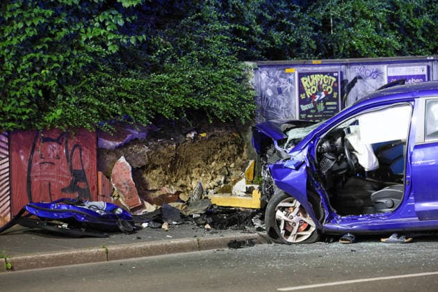 Zwei Männer starben bei schwerem Autounfall in Wuppertal Mit einem Großaufgebot rückte die Wuppertaler Feuerwehr am Mittwochabend (24.06.2026) gegen 22:45 Uhr zur Briller Straße im Stadtteil Elberfeld aus. Vor Ort hatten Augenzeugen einen schweren Verkehrsunfall gemeldet, ein PKW sollte nach ersten Meldungen vor eine Mauer geprallt sein. Als die ersten Retter vor Ort eintrafen bestätigte sich das Bild, ein zerstörter Hyundai I10 stand auf dem Bürgersteig an einer Mauer. Beide Insassen waren im Fahrzeug eingeklemmt, lagen leblos in dem blauen Kleinwagen. Sofort wurde eine umfangreiche Menschenrettung durch die Feuerwehr eingeleitet und die beiden Insassen befreit. Der Rettungsdienst begann unmittelbar mit der Reanimation der beiden M