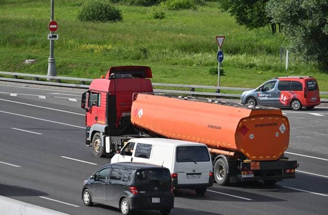 Russia Gasoline Shortages 9194502 24.06.2026 A fuel truck drives along a street in Moscow, Russia. Since June 23, cargo permits for fuel truck drivers entering Moscow and traveling within the city were temporarily suspended. The measure was introduced at the request of gas station chain owners to ensure uninterrupted fuel supplies. Ilya Pitalev Sputnik Moscow Russia  Copyright: xIlyaxPitalevx