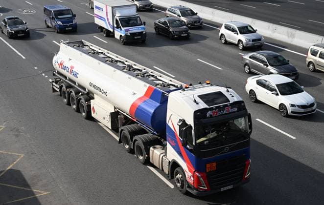 Russia Gasoline Shortages 9194545 24.06.2026 A fuel truck drives along a street in Moscow, Russia. Since June 23, cargo permits for fuel truck drivers entering Moscow and traveling within the city were temporarily suspended. The measure was introduced at the request of gas station chain owners to ensure uninterrupted fuel supplies. Ilya Pitalev Sputnik Moscow Russia  Copyright: xIlyaxPitalevx