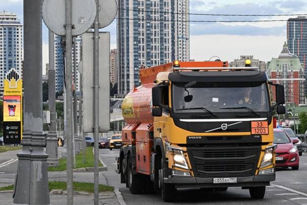 Russia Gasoline Shortages 9194750 24.06.2026 A fuel truck drives along a street in Moscow, Russia. Since June 23, cargo permits for fuel truck drivers entering Moscow and traveling within the city were temporarily suspended. The measure was introduced at the request of gas station chain owners to ensure uninterrupted fuel supplies. Mikhail Voskresenskiy Sputnik Moscow Russia  Copyright: xMikhailxVoskresenskiyx