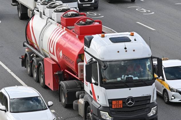 Russia Gasoline Shortages 9194509 24.06.2026 A fuel truck drives along a street in Moscow, Russia. Since June 23, cargo permits for fuel truck drivers entering Moscow and traveling within the city were temporarily suspended. The measure was introduced at the request of gas station chain owners to ensure uninterrupted fuel supplies. Ilya Pitalev Sputnik Moscow Russia  Copyright: xIlyaxPitalevx