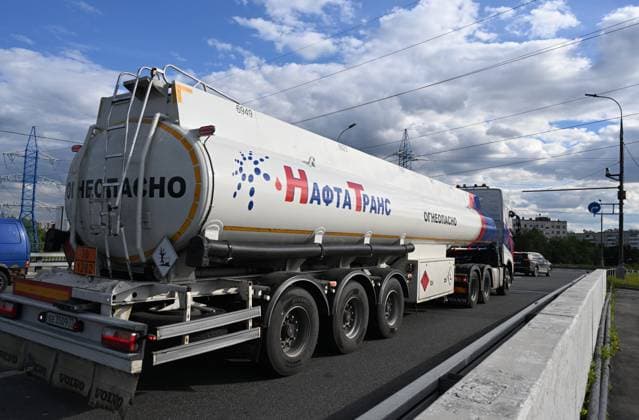 Russia Gasoline Shortages 9194543 24.06.2026 A fuel truck drives along a street in Moscow, Russia. Since June 23, cargo permits for fuel truck drivers entering Moscow and traveling within the city were temporarily suspended. The measure was introduced at the request of gas station chain owners to ensure uninterrupted fuel supplies. Ilya Pitalev Sputnik Moscow Russia  Copyright: xIlyaxPitalevx