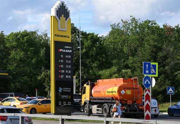Russia Gasoline Shortages 9194732 24.06.2026 A fuel truck drives along a street in Moscow, Russia. Since June 23, cargo permits for fuel truck drivers entering Moscow and traveling within the city were temporarily suspended. The measure was introduced at the request of gas station chain owners to ensure uninterrupted fuel supplies. Mikhail Voskresenskiy Sputnik Moscow Russia  Copyright: xMikhailxVoskresenskiyx
