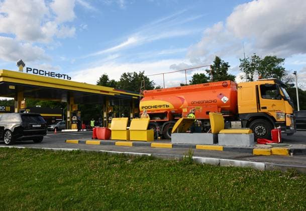 Russia Gasoline Shortages 9194709 24.06.2026 A fuel truck dumps delivered fuel at a petrol station in Moscow, Russia. Since June 23, cargo permits for fuel truck drivers entering Moscow and traveling within the city were temporarily suspended. The measure was introduced at the request of gas station chain owners to ensure uninterrupted fuel supplies. Mikhail Voskresenskiy Sputnik Moscow Russia  Copyright: xMikhailxVoskresenskiyx