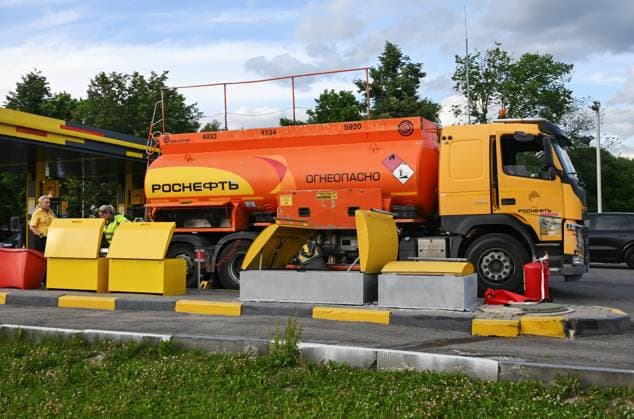 Russia Gasoline Shortages 9194722 24.06.2026 A fuel truck dumps delivered fuel at a petrol station in Moscow, Russia. Since June 23, cargo permits for fuel truck drivers entering Moscow and traveling within the city were temporarily suspended. The measure was introduced at the request of gas station chain owners to ensure uninterrupted fuel supplies. Mikhail Voskresenskiy Sputnik Moscow Russia  Copyright: xMikhailxVoskresenskiyx