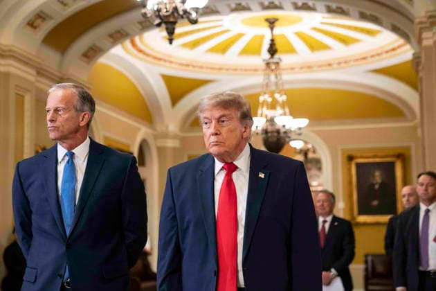 June 24, 2026, Washington, District Of Columbia, USA: United States President Donald J Trump walks through in the Ohio Clock Corridor outside the US Senate Chamber in the US Capitol in Washington, DC, USA, with US Senate Majority Leader John Thune (Republican of South Dakota) en route to the US Senate Republican luncheon on Wednesday, June 24, 2026 Washington USA - ZUMAs152 20260624_faa_s152_010 Copyright: xAndrewxThomasx