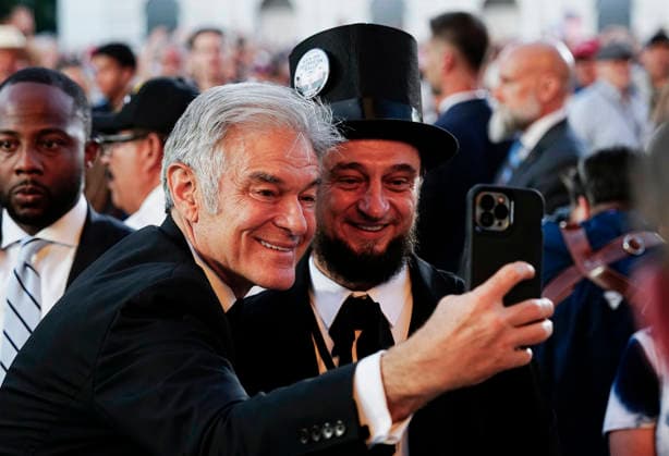 Administrator of the Centers for Medicare & Medicaid Services (CMS) Dr. Mehmet Oz takes a selfie with an attendee before for President Donald Trump to speak at a rally to kick off the 16-day Great American State Fair as part of Washington, D.C. s celebration of the nation s 250th birthday on the National Mall on Wednesday, June 24, 2026. The rally will include military flyovers, musical performances from Lee Greenwood and Christopher Macchio, and the U.S. Army Band, the U.S. Marine Band and Armed Forces choirs.  WAP202606243711 BONNIExCASH