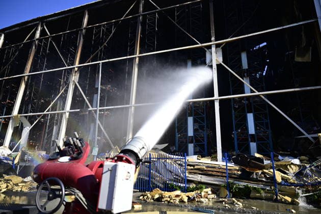 Lineage Warehouse Fire Day 8 Burned storage racks and debris are visible as firefighters continue to battle the Lineage cold storage warehouse fire in Boyle Heights, Los Angeles, on June 24, 2026. Officials said the city remains under a state of emergency after the June 17 blaze broke out in a 500,000-square-foot frozen food facility. Firefighters have faced difficult conditions including burning insulation, suspected ammonia leaks, and damaged solar panel systems, which have complicated suppression efforts at the site. Los Angeles United States Copyright: xWestonxHancockx xSOPAxImagesx Weston Hancock June 24 - 1949
