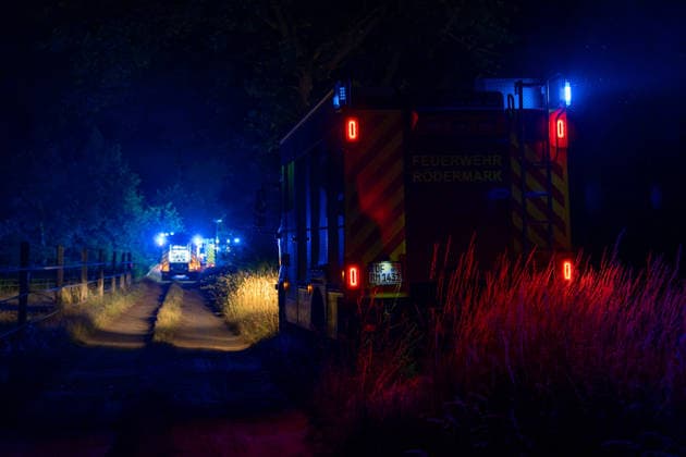 Hütte brennt nahe Parkhotel und Ponyhof Feuerwehr verhindert weitere Ausbreitung Schaden rund 5.000 Euro Am 25.06.2026 brannte gegen 00:50 Uhr in Rödermark Ober-Roden im Bereich der Nieder-Röder-Straße nahe dem Parkhotel und einem Ponyhof eine Hütte beziehungsweise ein Unterstand mit Utensilien. Laut Polizei fing auch angrenzendes Buschwerk Feuer. Die Feuerwehr Rödermark und die Polizei waren im Einsatz; zahlreiche Einsatzkräfte und Fahrzeuge rückten an. Wegen der Dunkelheit musste die Einsatzstelle ausgeleuchtet werden; zwei C-Rohre kamen zum Löschen zum Einsatz. Eine weitere Ausbreitung des Feuers wurde verhindert; den Sachschaden schätzte die Polizei auf rund 5.000 Euro. Rödermark Ober-Roden Hessen Deutschland *** Shed