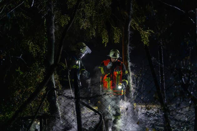 Hütte brennt nahe Parkhotel und Ponyhof Feuerwehr verhindert weitere Ausbreitung Schaden rund 5.000 Euro Am 25.06.2026 brannte gegen 00:50 Uhr in Rödermark Ober-Roden im Bereich der Nieder-Röder-Straße nahe dem Parkhotel und einem Ponyhof eine Hütte beziehungsweise ein Unterstand mit Utensilien. Laut Polizei fing auch angrenzendes Buschwerk Feuer. Die Feuerwehr Rödermark und die Polizei waren im Einsatz; zahlreiche Einsatzkräfte und Fahrzeuge rückten an. Wegen der Dunkelheit musste die Einsatzstelle ausgeleuchtet werden; zwei C-Rohre kamen zum Löschen zum Einsatz. Eine weitere Ausbreitung des Feuers wurde verhindert; den Sachschaden schätzte die Polizei auf rund 5.000 Euro. Rödermark Ober-Roden Hessen Deutschland *** Shed