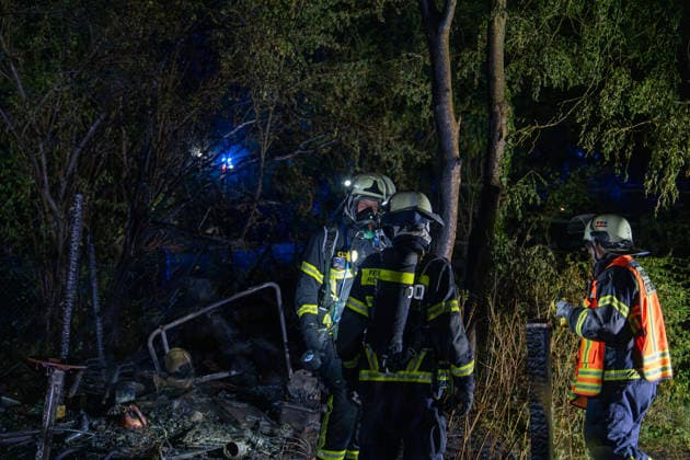 Hütte brennt nahe Parkhotel und Ponyhof Feuerwehr verhindert weitere Ausbreitung Schaden rund 5.000 Euro Am 25.06.2026 brannte gegen 00:50 Uhr in Rödermark Ober-Roden im Bereich der Nieder-Röder-Straße nahe dem Parkhotel und einem Ponyhof eine Hütte beziehungsweise ein Unterstand mit Utensilien. Laut Polizei fing auch angrenzendes Buschwerk Feuer. Die Feuerwehr Rödermark und die Polizei waren im Einsatz; zahlreiche Einsatzkräfte und Fahrzeuge rückten an. Wegen der Dunkelheit musste die Einsatzstelle ausgeleuchtet werden; zwei C-Rohre kamen zum Löschen zum Einsatz. Eine weitere Ausbreitung des Feuers wurde verhindert; den Sachschaden schätzte die Polizei auf rund 5.000 Euro. Rödermark Ober-Roden Hessen Deutschland *** Shed