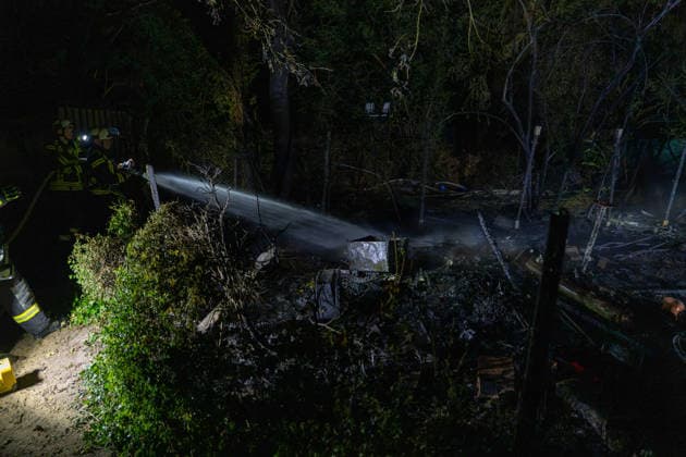Hütte brennt nahe Parkhotel und Ponyhof Feuerwehr verhindert weitere Ausbreitung Schaden rund 5.000 Euro Am 25.06.2026 brannte gegen 00:50 Uhr in Rödermark Ober-Roden im Bereich der Nieder-Röder-Straße nahe dem Parkhotel und einem Ponyhof eine Hütte beziehungsweise ein Unterstand mit Utensilien. Laut Polizei fing auch angrenzendes Buschwerk Feuer. Die Feuerwehr Rödermark und die Polizei waren im Einsatz; zahlreiche Einsatzkräfte und Fahrzeuge rückten an. Wegen der Dunkelheit musste die Einsatzstelle ausgeleuchtet werden; zwei C-Rohre kamen zum Löschen zum Einsatz. Eine weitere Ausbreitung des Feuers wurde verhindert; den Sachschaden schätzte die Polizei auf rund 5.000 Euro. Rödermark Ober-Roden Hessen Deutschland *** Shed