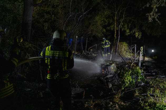 Hütte brennt nahe Parkhotel und Ponyhof Feuerwehr verhindert weitere Ausbreitung Schaden rund 5.000 Euro Am 25.06.2026 brannte gegen 00:50 Uhr in Rödermark Ober-Roden im Bereich der Nieder-Röder-Straße nahe dem Parkhotel und einem Ponyhof eine Hütte beziehungsweise ein Unterstand mit Utensilien. Laut Polizei fing auch angrenzendes Buschwerk Feuer. Die Feuerwehr Rödermark und die Polizei waren im Einsatz; zahlreiche Einsatzkräfte und Fahrzeuge rückten an. Wegen der Dunkelheit musste die Einsatzstelle ausgeleuchtet werden; zwei C-Rohre kamen zum Löschen zum Einsatz. Eine weitere Ausbreitung des Feuers wurde verhindert; den Sachschaden schätzte die Polizei auf rund 5.000 Euro. Rödermark Ober-Roden Hessen Deutschland *** Shed