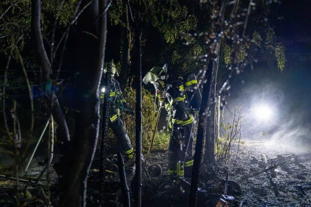 Hütte brennt nahe Parkhotel und Ponyhof Feuerwehr verhindert weitere Ausbreitung Schaden rund 5.000 Euro Am 25.06.2026 brannte gegen 00:50 Uhr in Rödermark Ober-Roden im Bereich der Nieder-Röder-Straße nahe dem Parkhotel und einem Ponyhof eine Hütte beziehungsweise ein Unterstand mit Utensilien. Laut Polizei fing auch angrenzendes Buschwerk Feuer. Die Feuerwehr Rödermark und die Polizei waren im Einsatz; zahlreiche Einsatzkräfte und Fahrzeuge rückten an. Wegen der Dunkelheit musste die Einsatzstelle ausgeleuchtet werden; zwei C-Rohre kamen zum Löschen zum Einsatz. Eine weitere Ausbreitung des Feuers wurde verhindert; den Sachschaden schätzte die Polizei auf rund 5.000 Euro. Rödermark Ober-Roden Hessen Deutschland *** Shed
