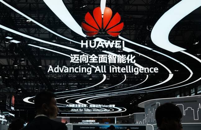 MWC2026 in Shanghai SHANGHAI, CHINA - JUNE 25, 2026 - The audience visited Huawei s booth at MWC2026 in Shanghai, China on June 25, 2026. Shanghai Shanghai China  Copyright: xCFOTOx i1782397693943