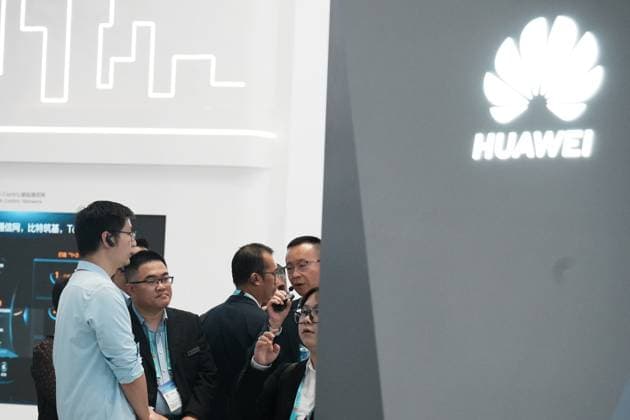 MWC2026 in Shanghai SHANGHAI, CHINA - JUNE 25, 2026 - Viewers visit Huawei s Ascend 950 Super Node at MWC2026 in Shanghai, China on June 25, 2026. Shanghai Shanghai China  Copyright: xCFOTOx i1782397694288