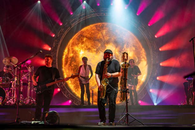 CELEBRITES : Printemps de Perouges - Saint-Maurice-de-Remens (01) France - 24 06 2026 Ricky Howard, Alex Francois et les choristes du groupe The Australian Pink Floyd Show se produit sur la scene du festival Printemps de PÃ rouges au chÃ¢teau de Saint-Maurice-de-RÃ mens (01 - France-) le 24 06 2026. Photo Sandrine Thesillat PsNewZ  Copyright: xSandrinexTHESILLATx