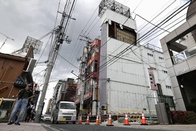Powerful earthquake hits northeastern Japan Photo taken on June 25, 2026, shows a damaged exterior wall of a building in Hachinohe in Aomori Prefecture, after a preliminary magnitude-7.2 earthquake hit northeastern Japan.  A14AA0005620178P