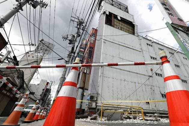 Powerful earthquake hits northeastern Japan Photo taken on June 25, 2026, shows a damaged exterior wall of a building in Hachinohe in Aomori Prefecture, after a preliminary magnitude-7.2 earthquake hit northeastern Japan.  A14AA0005620179P