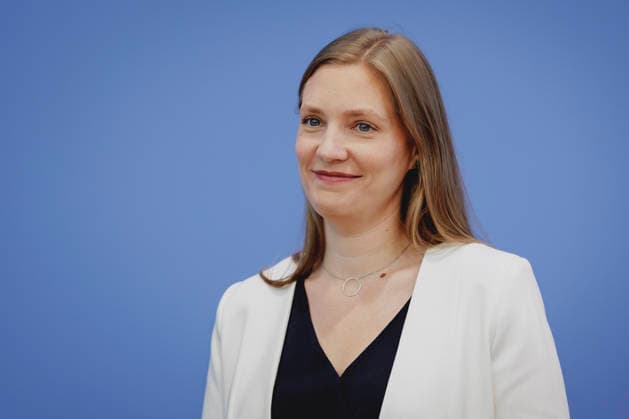 Dana-Sophia Valentiner, Vorstandsmitglied der Gesellschaft fuer Freiheitsrechte e.V. (GFF), aufgenommen im Rahmen der Vorstellung des Gutachtens zu einer moeglichen Verfassungswidrigkeit der AfD in der Bundespressekonferenz in Berlin, 25.06.2026. Berlin Deutschland *** Dana Sophia Valentiner, board member of the Society for Civil Liberties (GFF e.V.), photographed during the presentation of the expert opinion on the possible unconstitutionality of the AfD at the Federal Press Conference in Berlin, June 25, 2026, Berlin, Germany Copyright: xFlorianxGaertnerx